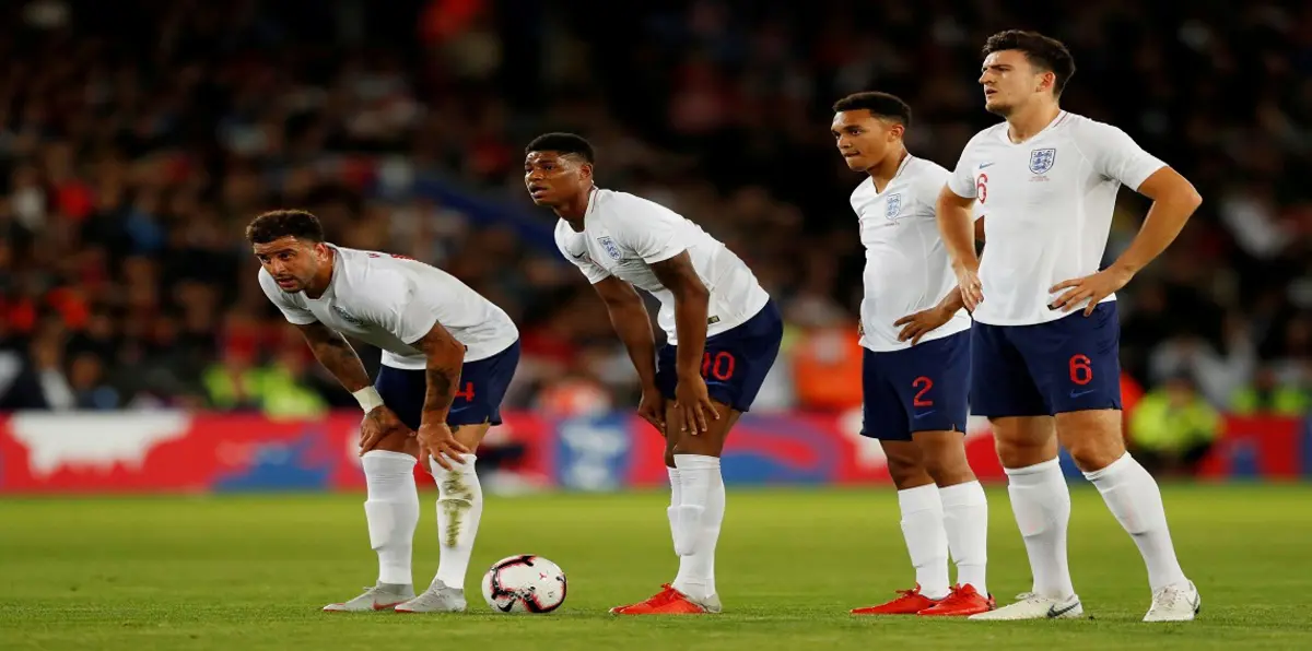 مباراة إنجلترا ضد سويسرا.. داني روز يكشف عن نقاش غاضب خلال الاستراحة بين لاعبي "الأسود الثلاثة"