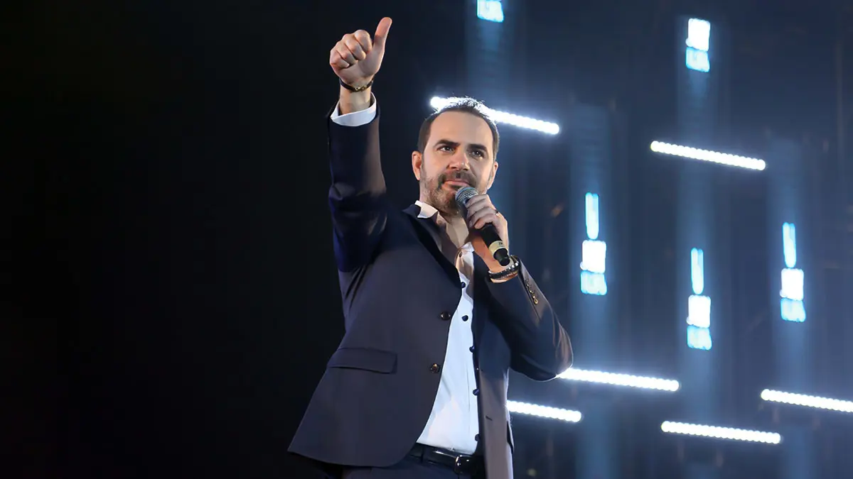 وائل جسار وزوجته يخطفان الأنظار برقص الدبكة في تظاهرات لبنان ‎