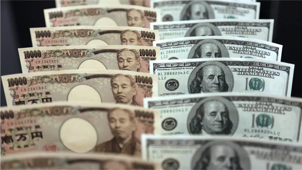 تراجع الين الياباني أمام الدولار ​​بعد تمسك بنك اليابان بسياسته النقدية 