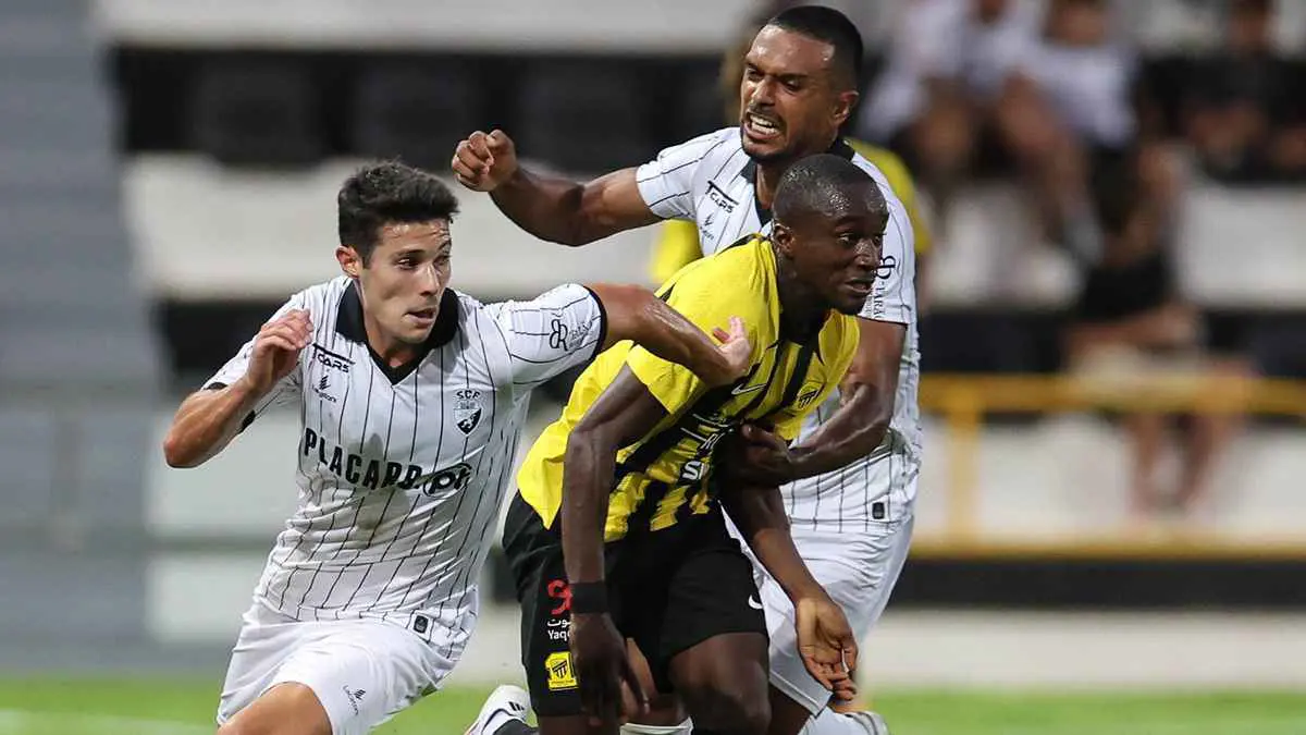 بعد أحداث مباراة فارنسي.. إدارة الاتحاد تعاقب لاعبيها