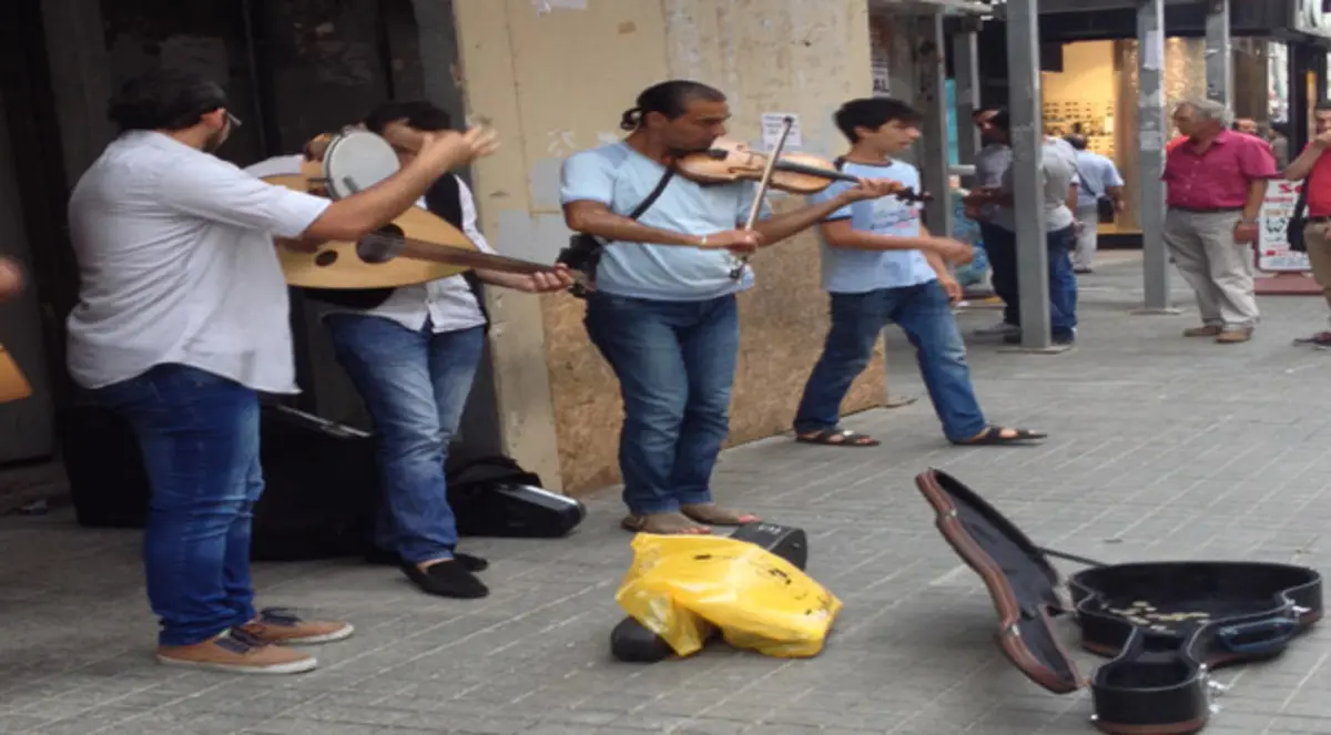 سوريون يغنون للوطن في شوارع أسطنبول