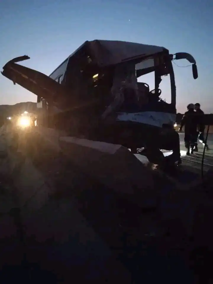 الحافلة المهشمة من موقع الحادث