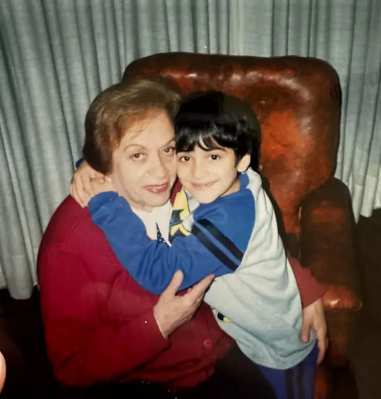 الشاب الأرجنتيني وهو طفل وجدته