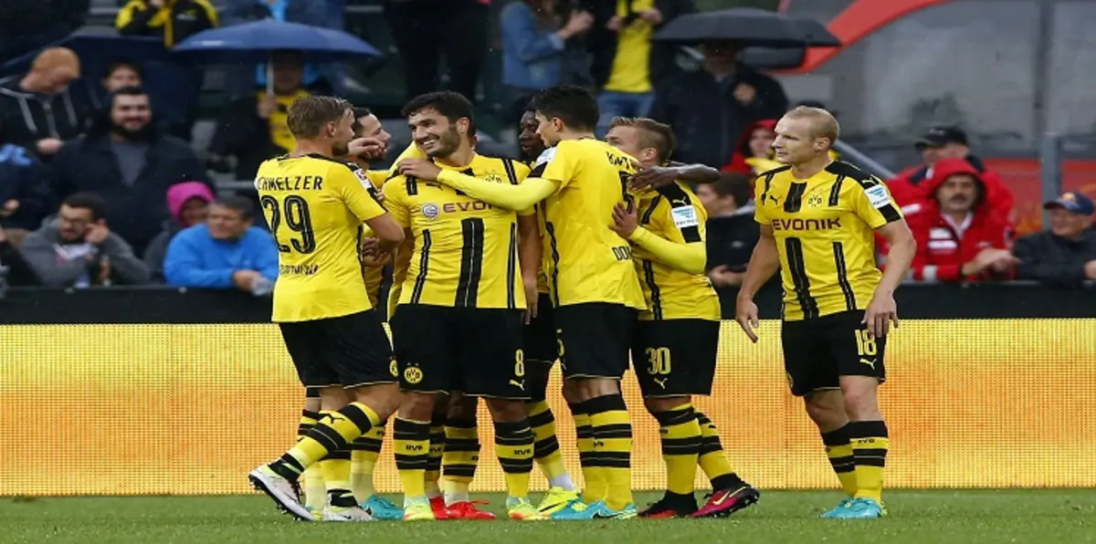مجموعة من مشجعي بروسيا دورتموند تقاطع مباراة فريقها مع لايبزغ