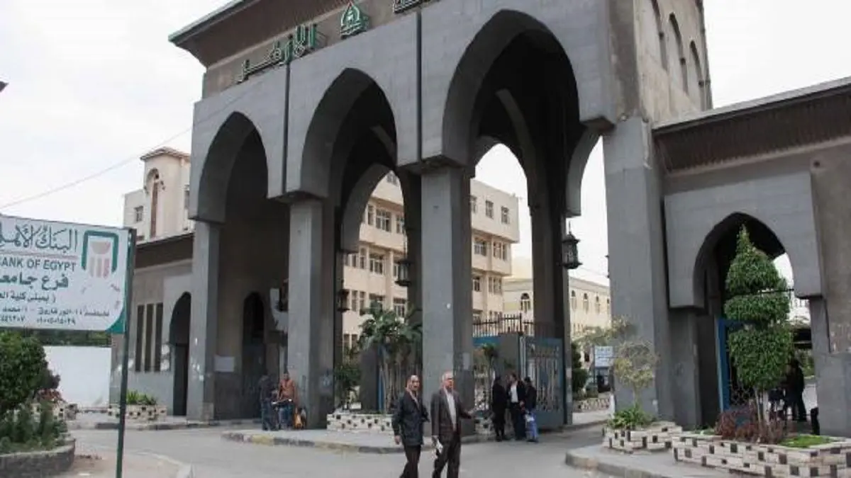 "خلع البنطال".. تصرّف غريب من أستاذ في جامعة الأزهر 