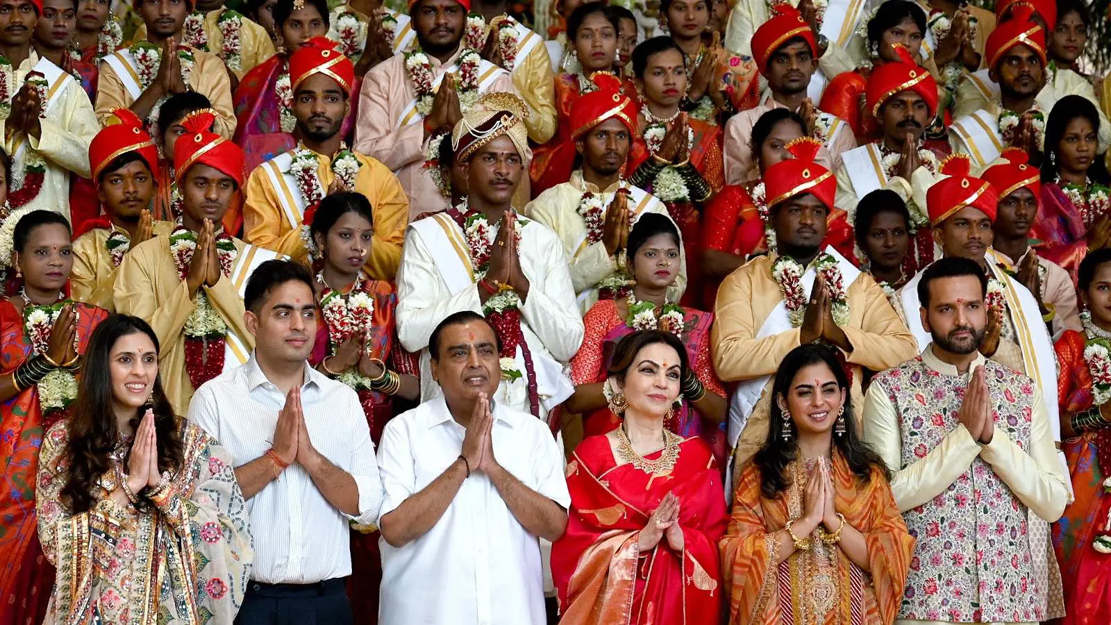 ملياردير هندي يقيم حفل زفاف لــ52 زوجًا من العائلات الفقيرة