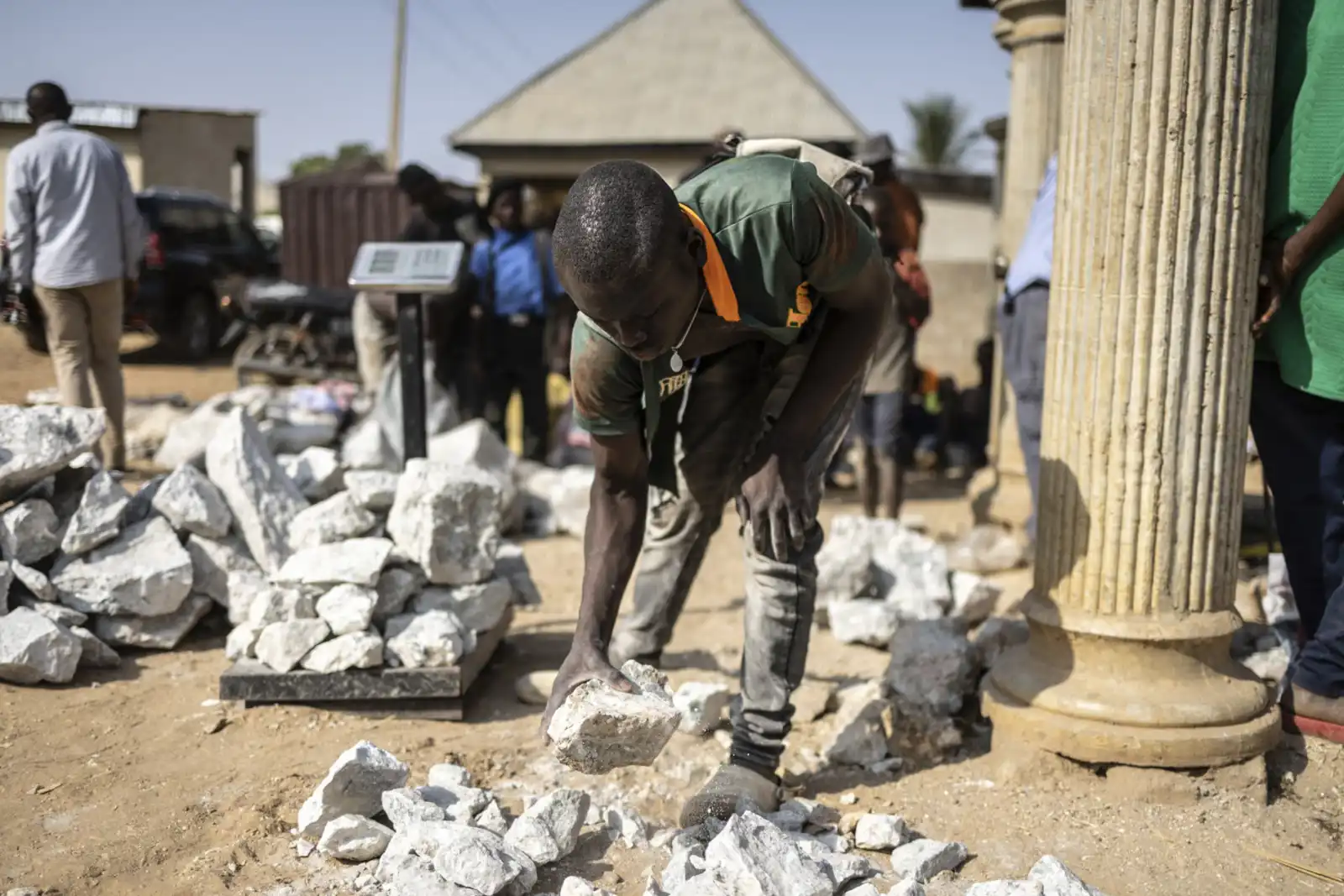 رجل يجمع أحجارًا تحتوي على الليثيوم