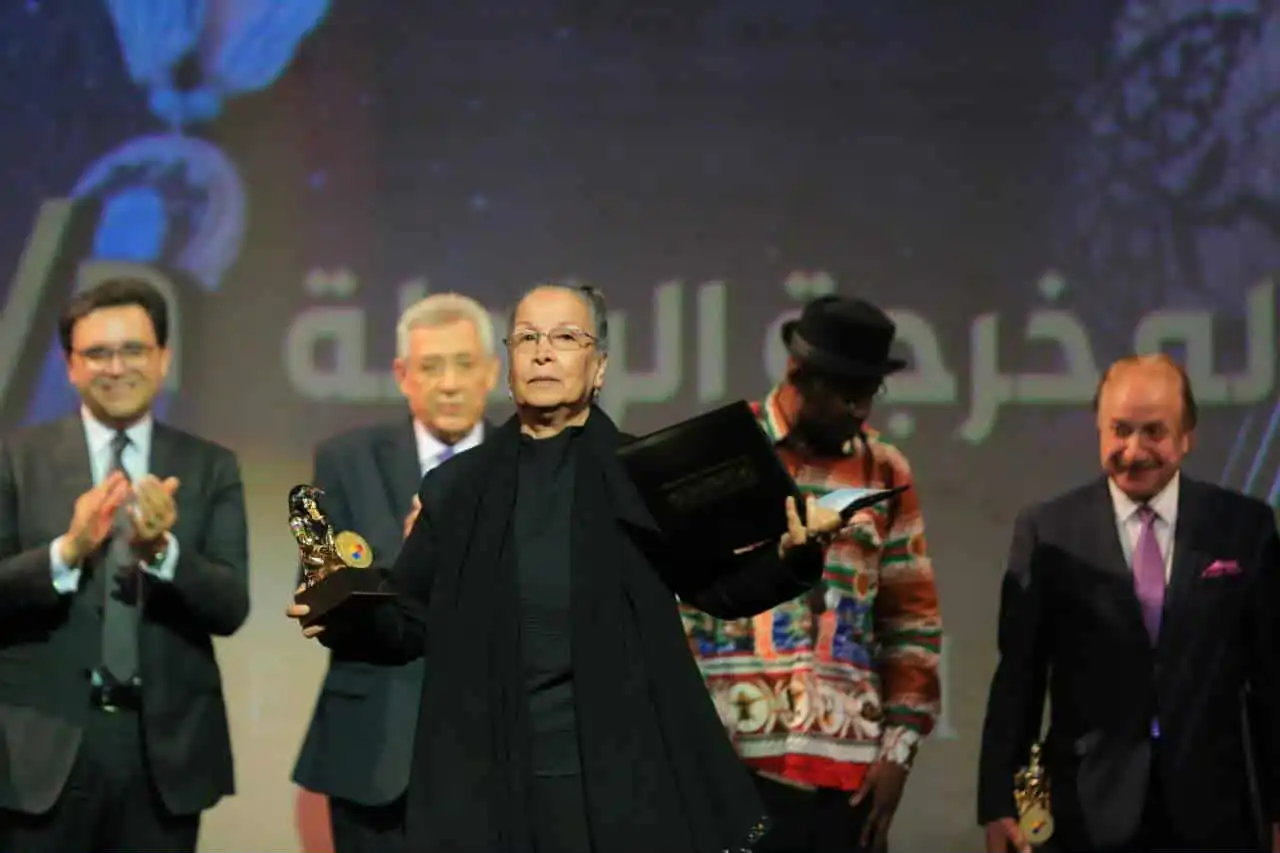 لحظة تكريم إقبال نعيم
