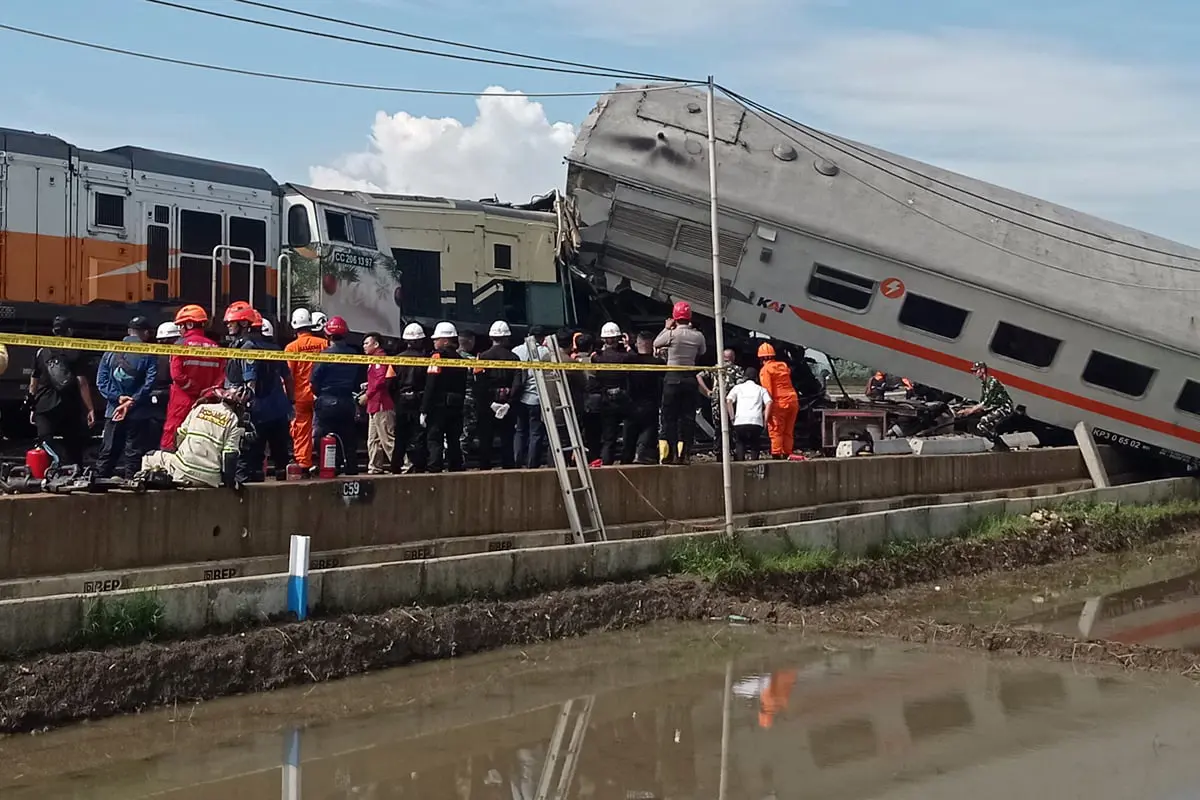 مقتل 3 أشخاص بحادث تصادم قطارين في إندونيسيا
