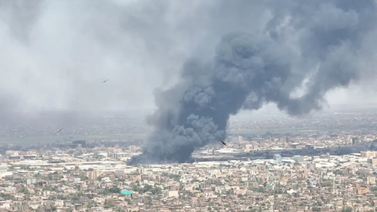 الجيش السوداني يقصف بالمدفعية أحياء في الخرطوم وتصاعد القتال في أم درمان