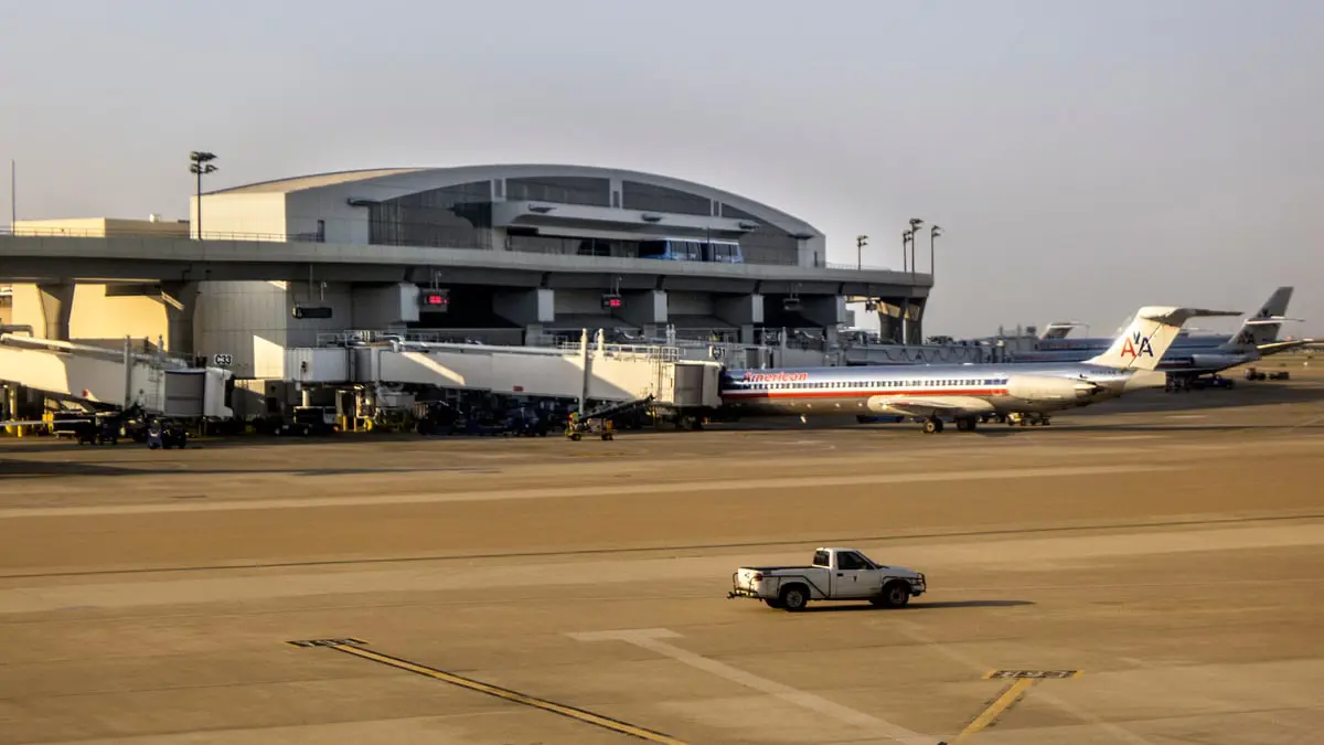 طائرة ركاب أمريكية تتعرض لحادثة في مطار دالاس الدولي (فيديو)