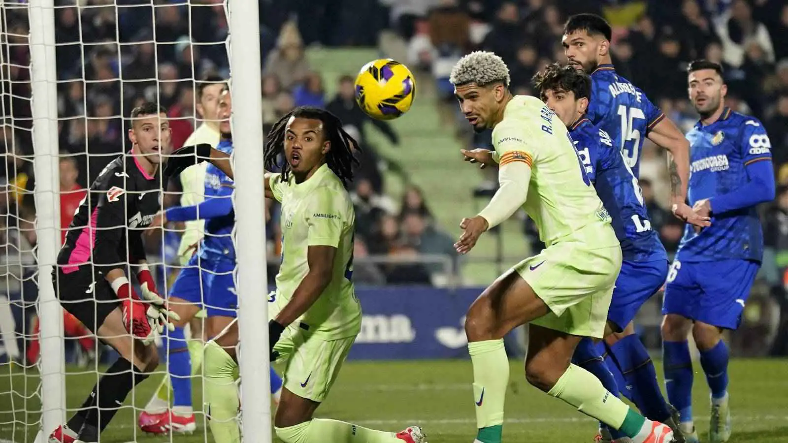 الحكم ظلم برشلونة.. اعتراف بحرمان الفريق من ضربة جزاء (فيديو)