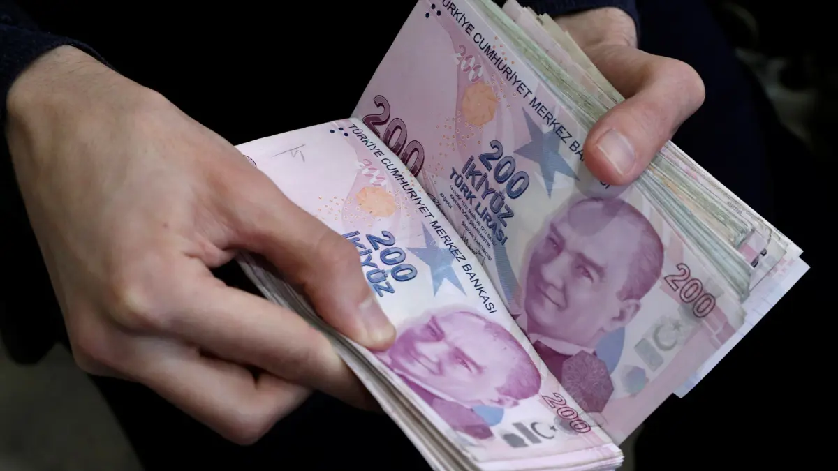 الليرة التركية تهبط بفعل المخاوف من صراع في سوريا