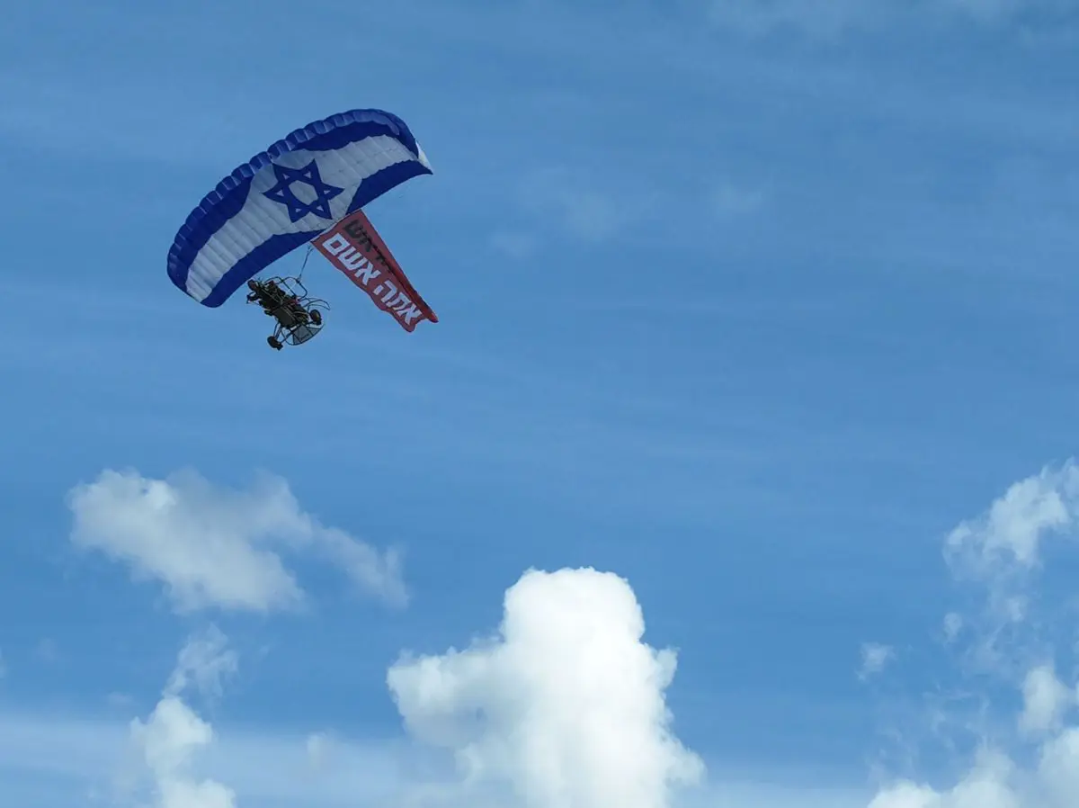 ضجة في إسرائيل إثر تحليق متظاهرين بالمظلات فوق منزل نتنياهو (فيديو)