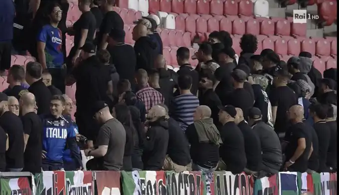جماهير منتخب إيطاليا تدير ظهرها للملعب أثناء عزف النشيد الوطني لإسرائيل