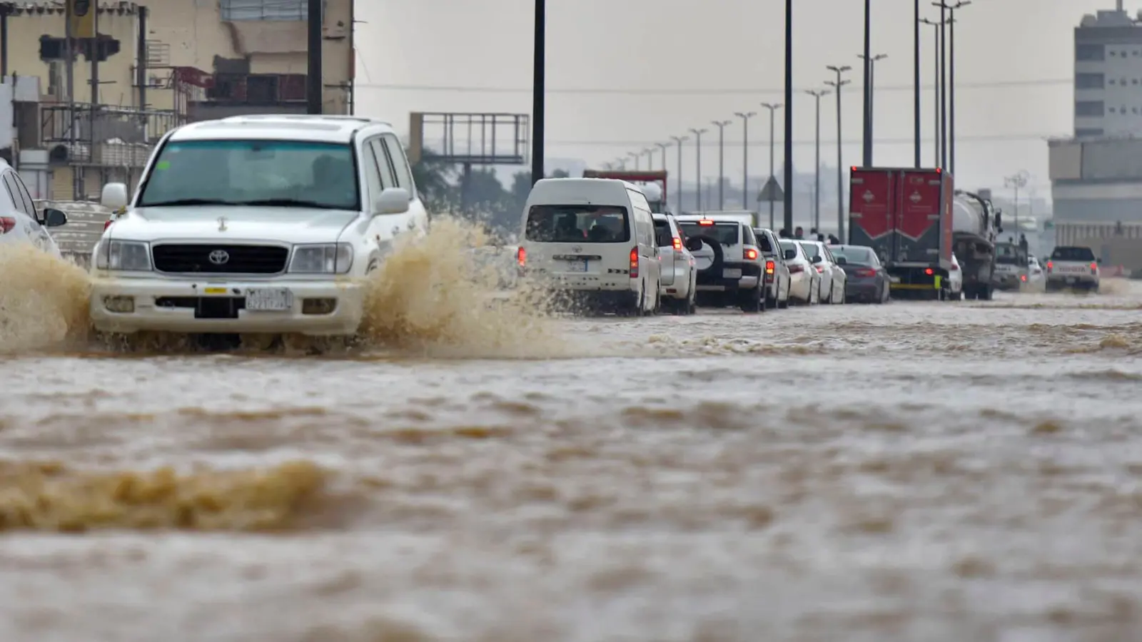 السيول الغزيرة تودي بحياة 4 أطفال في مكة (فيديو)