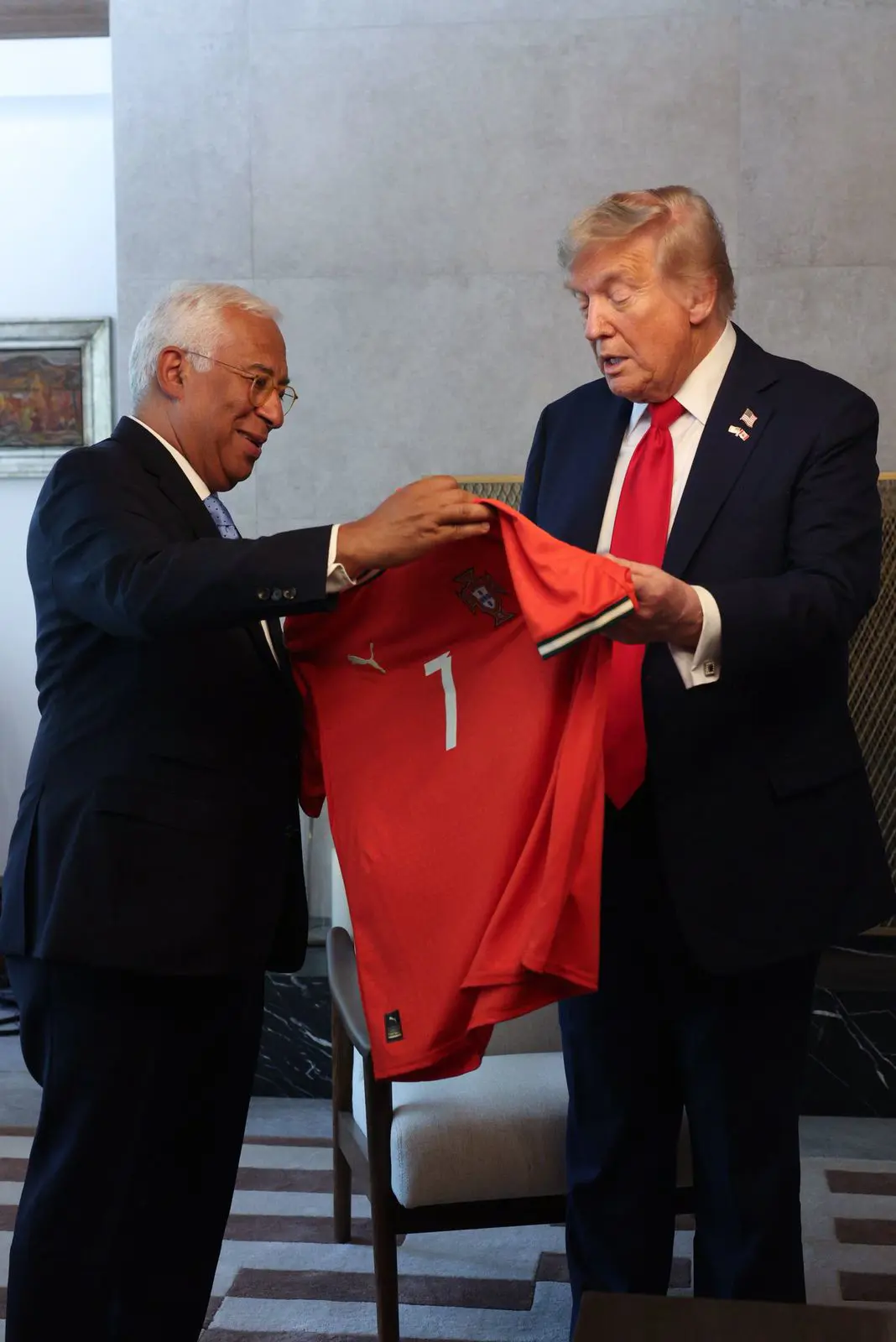 ترامب مع قميص رونالدو
