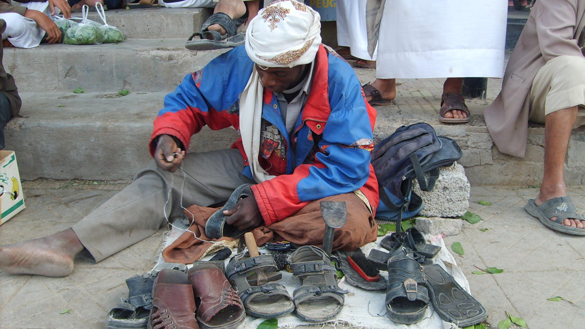 "أحفاد بلال".. فئة مهمشة تمتهن إصلاح الأحذية في صنعاء لتحصيل قوت يومها (صور)