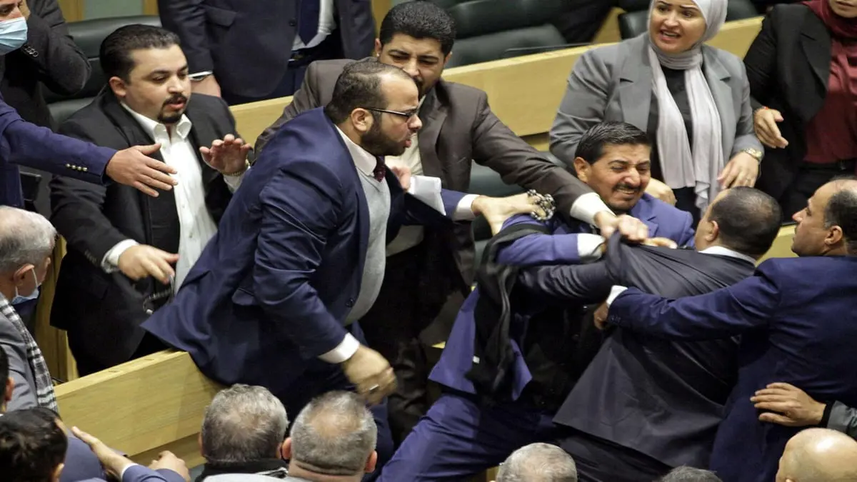 بعد "مشاجرة تعديل الدستور"... البرلمان الأردني يجمد عضوية النائب الرياطي