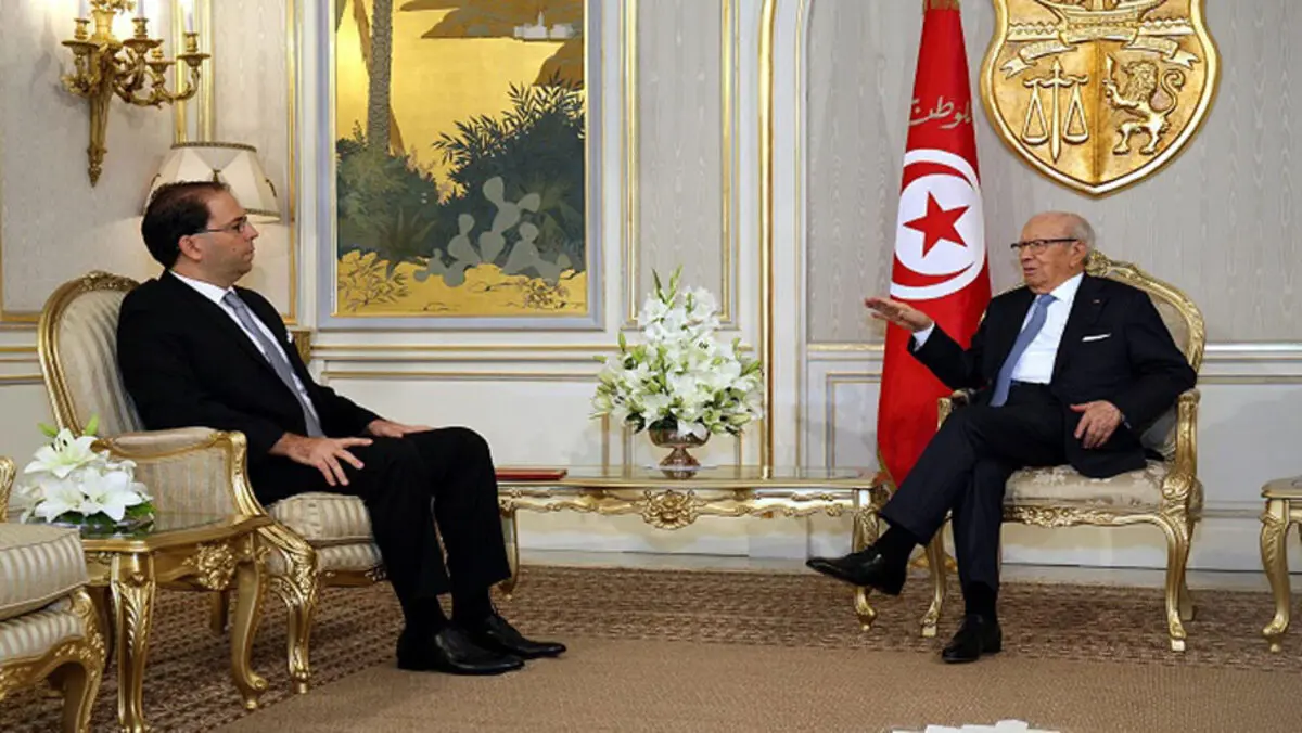 مستشار الرئيس التونسي يتحدث لـ"إرم نيوز" عن الخلاف بين السبسي والشاهد