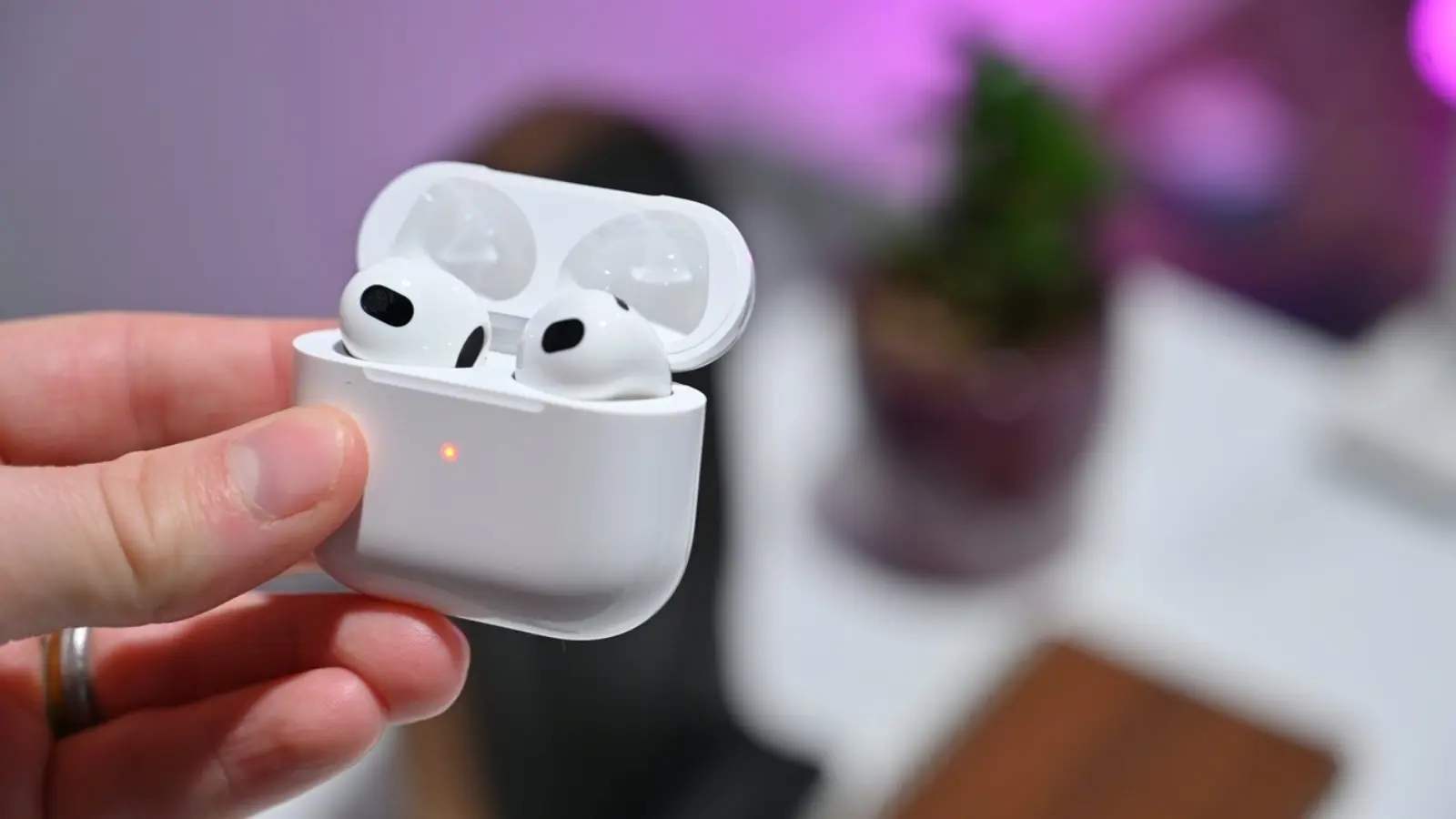 سماعات AirPods 