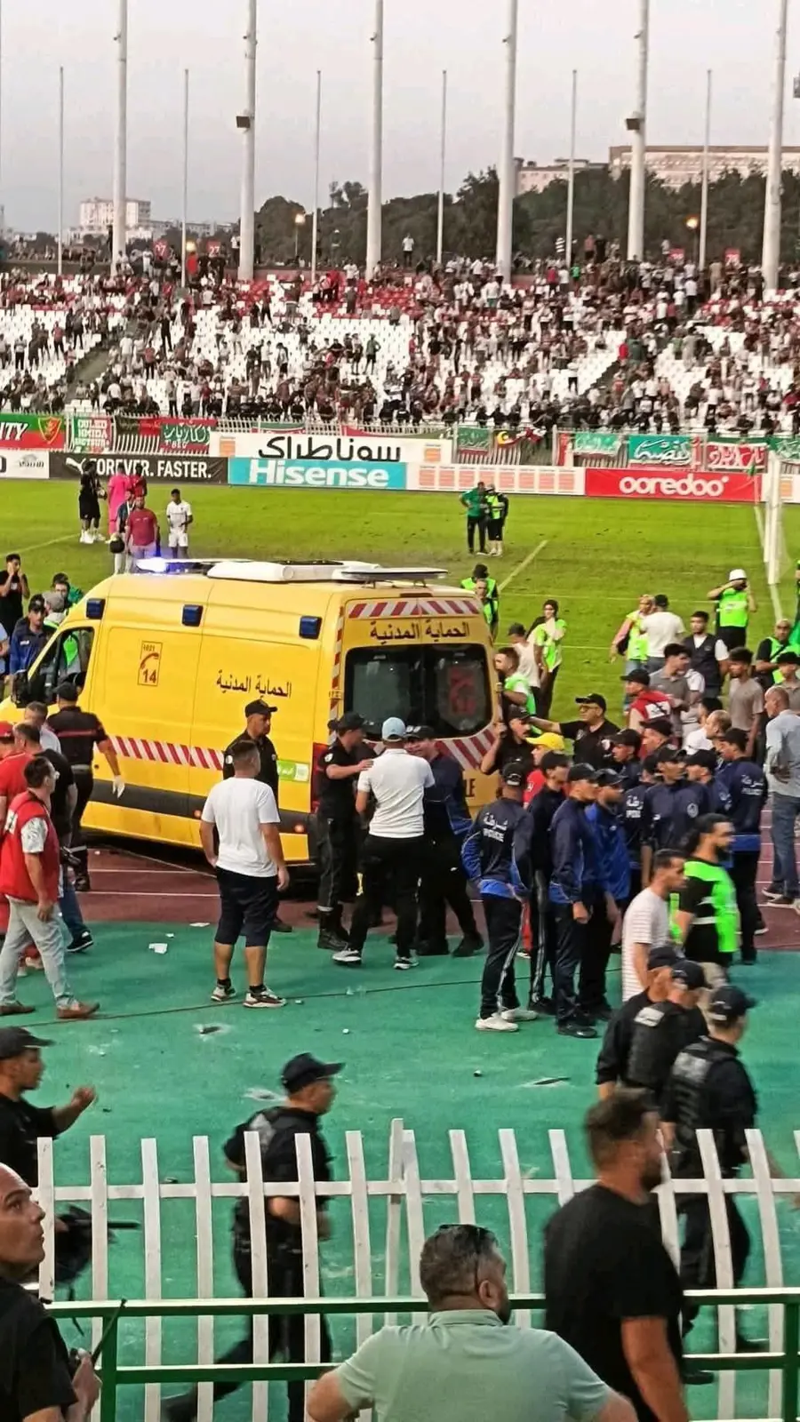 سيارة الإسعاف في ملعب 5 يوليو بالجزائر