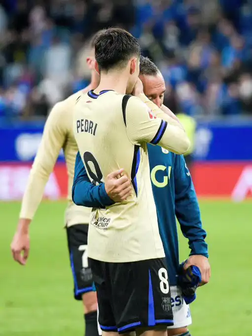 بيدري مع سانتي كازولا في مباراة برشلونة وريال أوفييدو