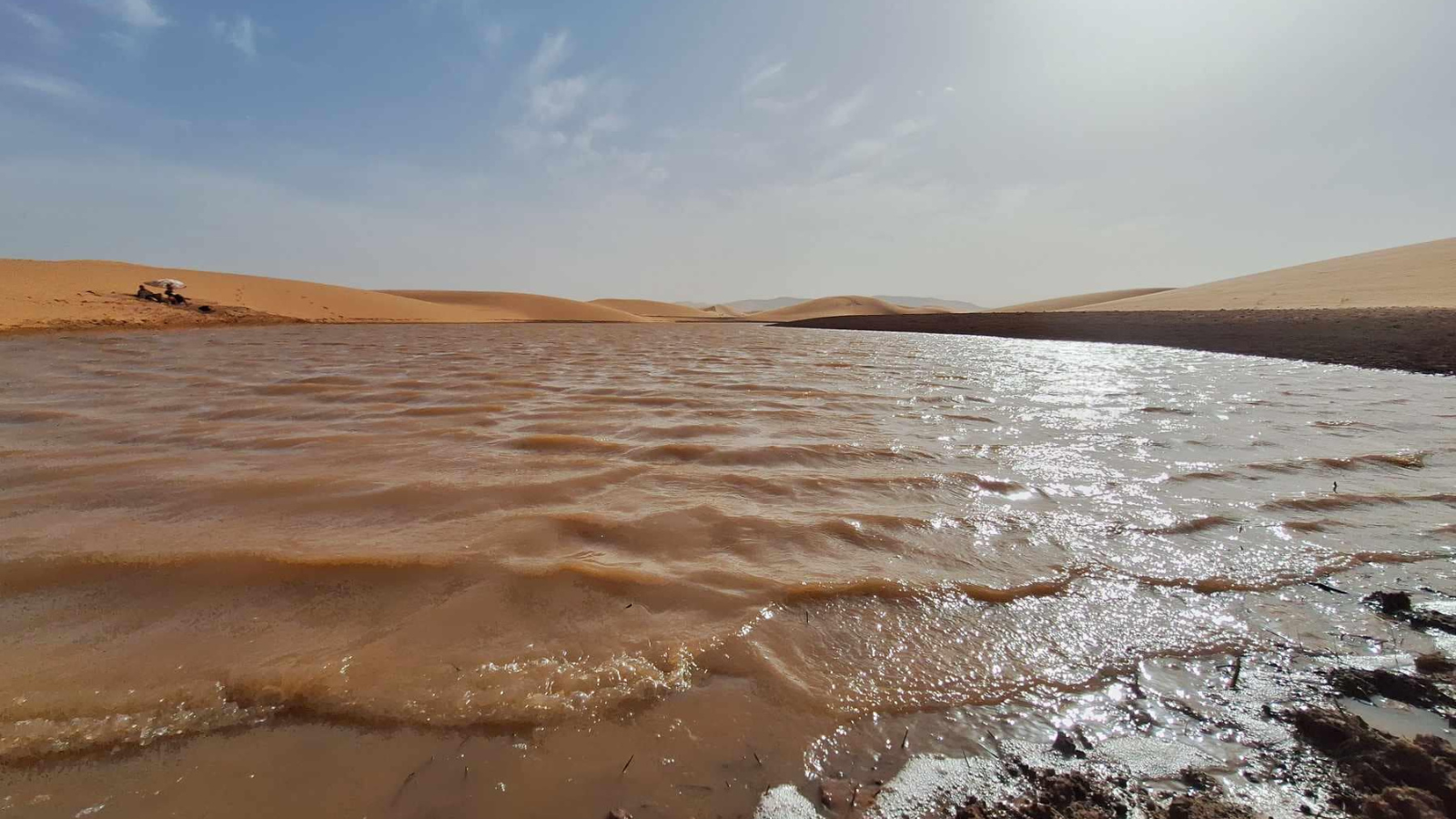 بحيرات في صحراء ليبيا.. ما علاقتها بالجزائر؟ (صور)