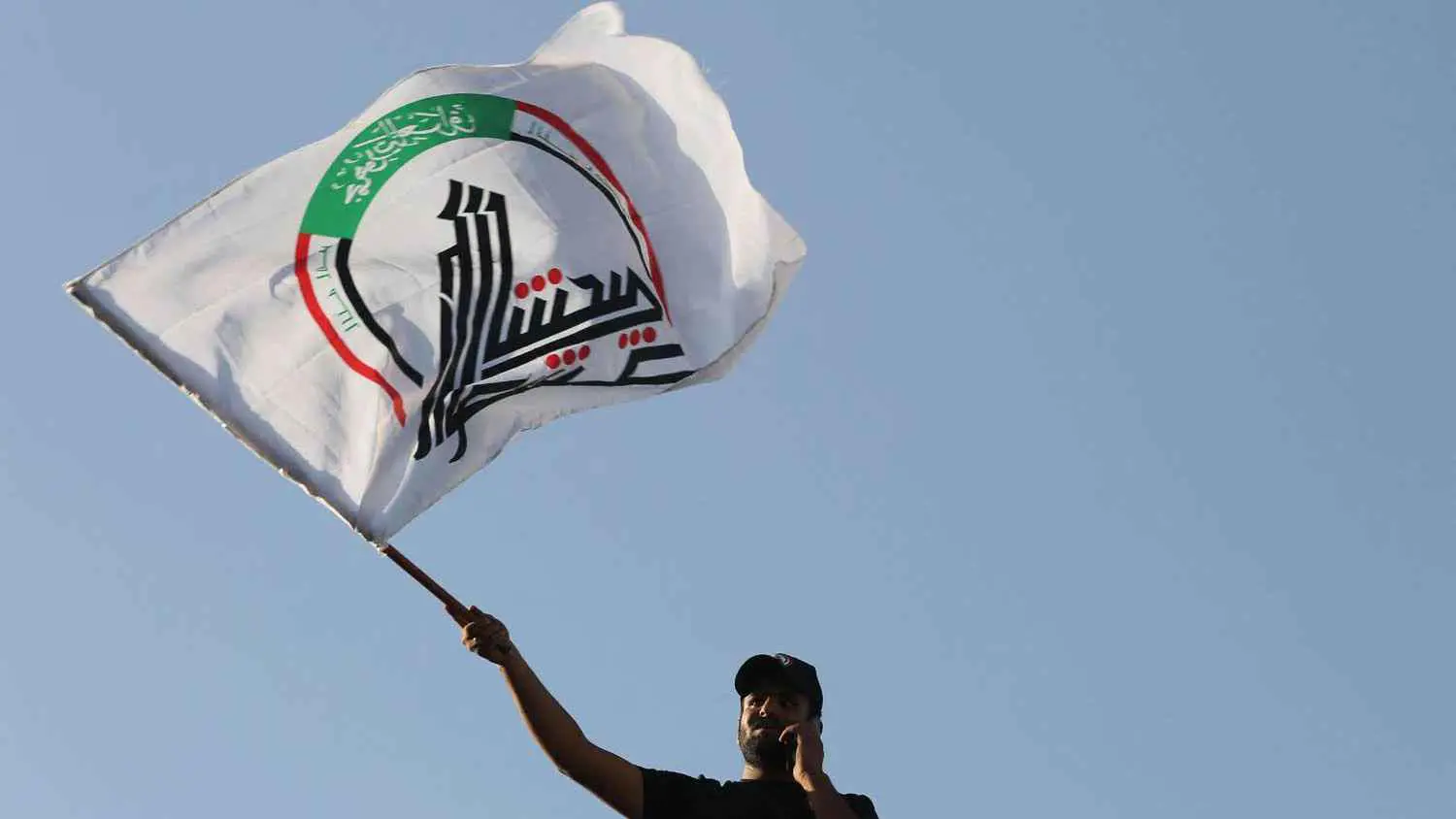 رايات ميليشيات قرب مطار بغداد تثير الجدل قبل القمة العربية (فيديو)
