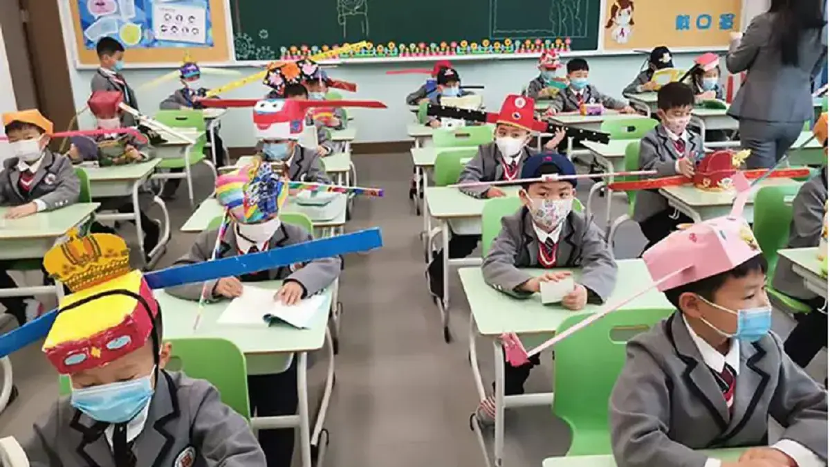 الصين.. قبعات خاصة لحماية أطفال المدارس من كورونا  (فيديو وصور)
