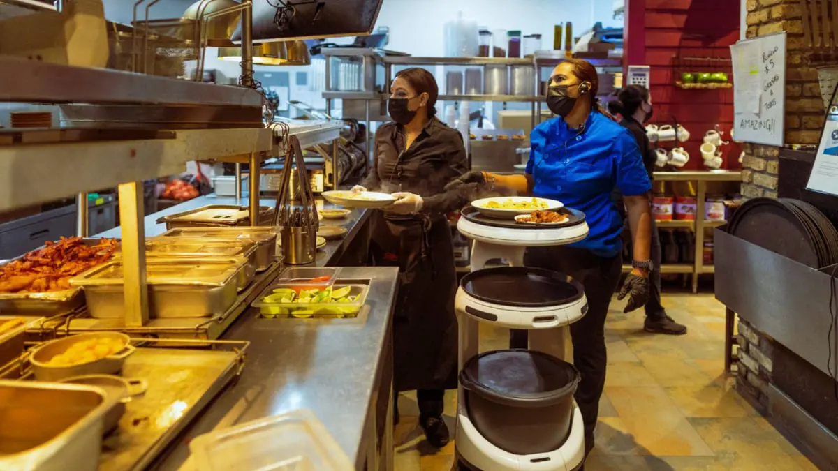 "إرث كورونا".. الروبوت يعوض نقص عمال المطاعم الرافضين للعودة