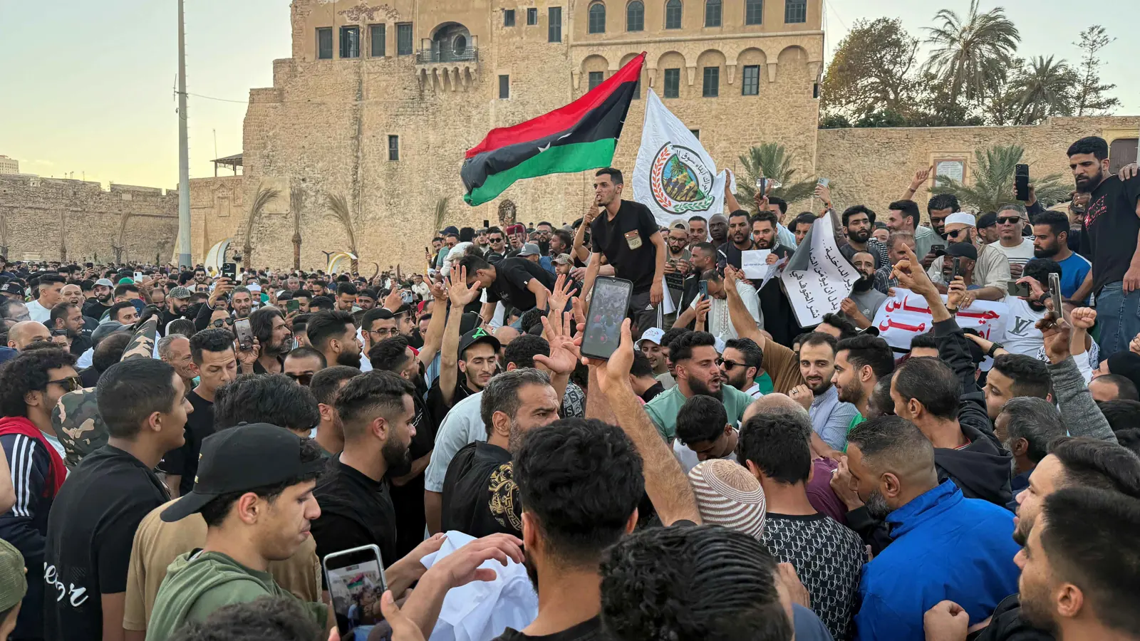 ليبيا تغلي.. احتجاجات عارمة "لليوم الثاني" تطالب برحيل الدبيبة (فيديو وصور)