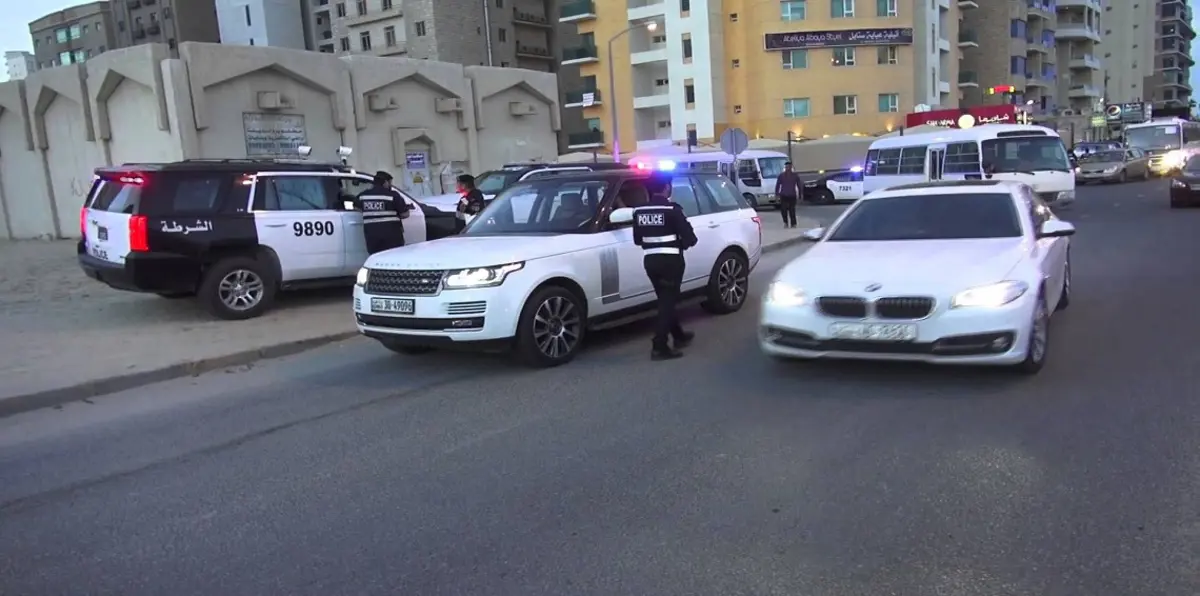 بالفيديو.. مسلح يطعن شرطيًا في الكويت