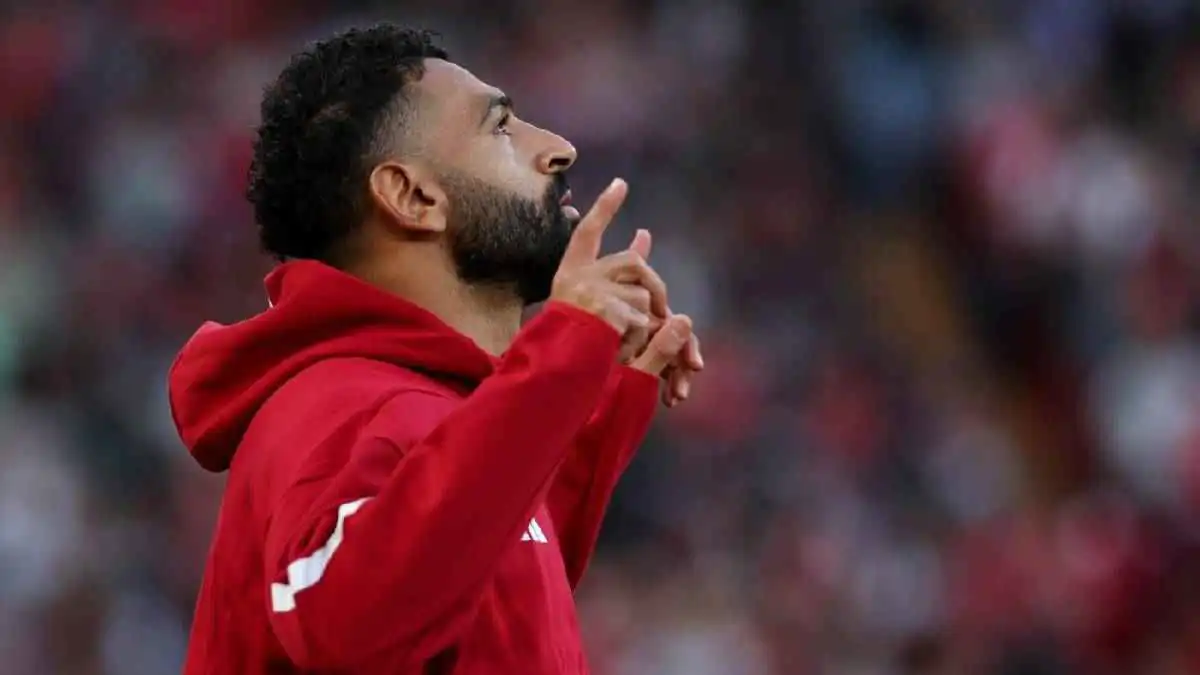 طبع عليه اسمه وعلم مصر.. محمد صلاح يستعرض حذاءه الجديد (صور)