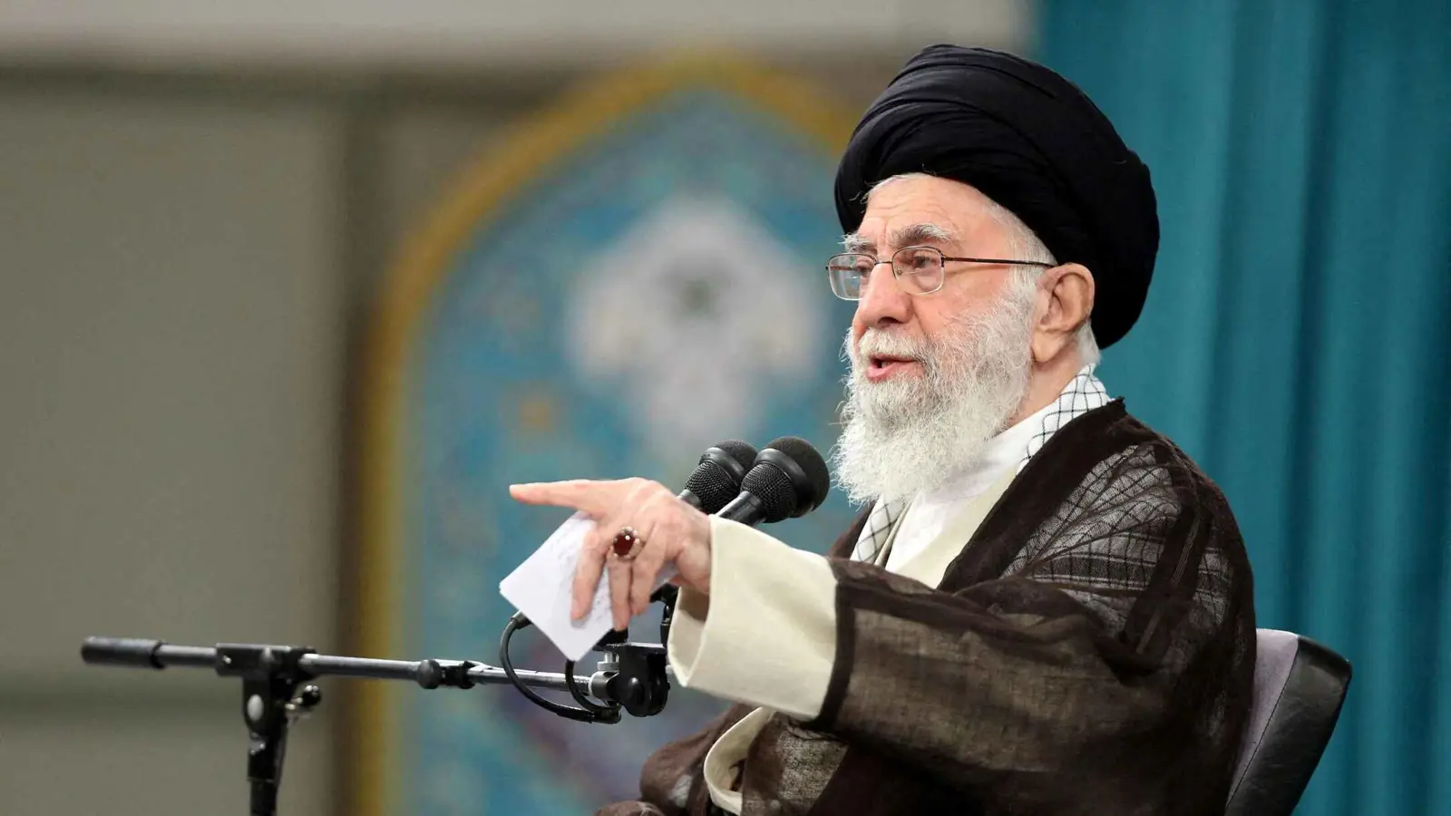 "طهران تتحكم بأذرعها".. ما فحوى "رسالة خامنئي" لأمريكا؟