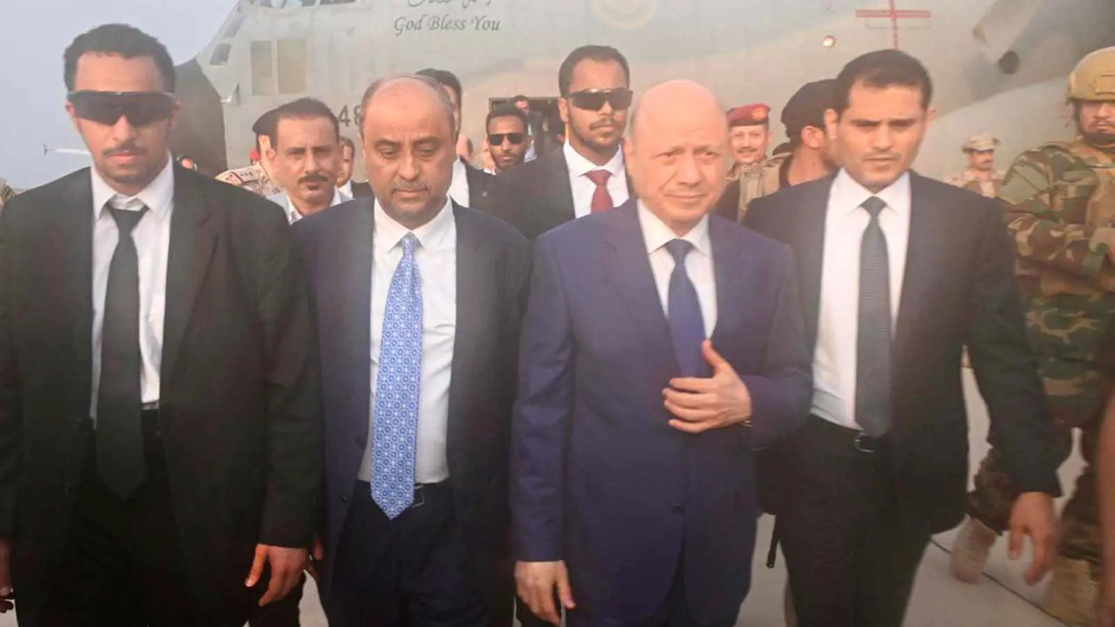وسط وعود بانفراج مرتقب.. العليمي وبن بريك يعودان إلى عدن