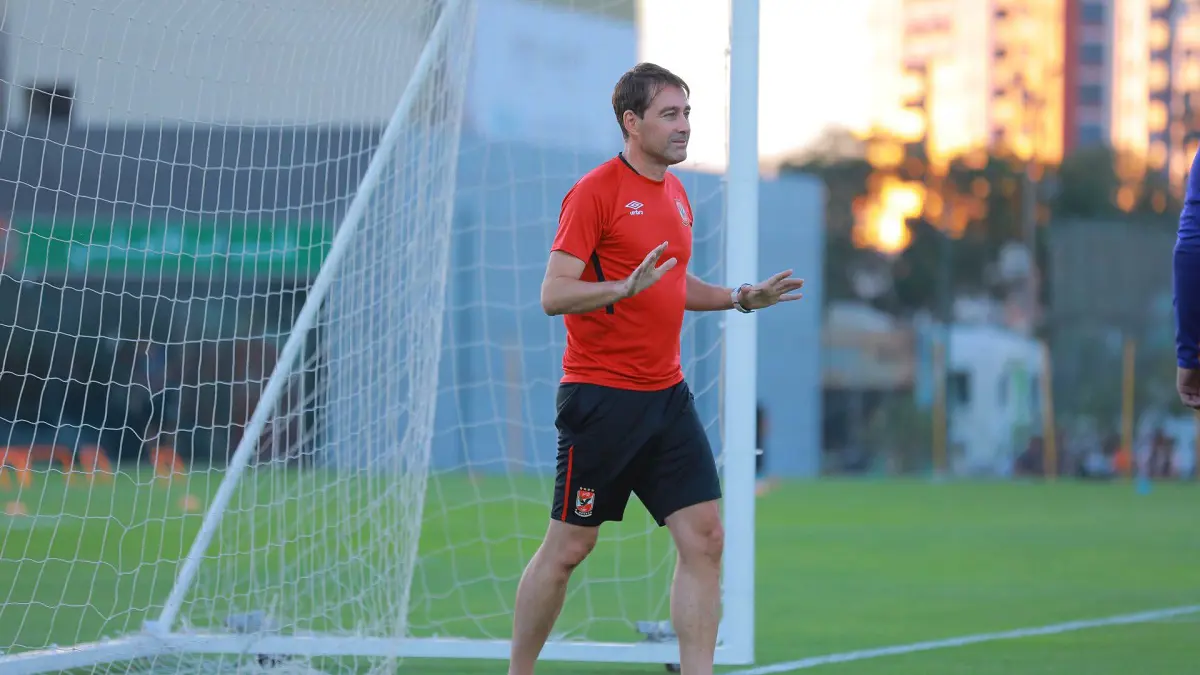 موجز أخبار الأهلي والزمالك: المهاجم الأجنبي يفجر الصدام في القلعة الحمراء.. وكارتيرون يطلب حل أزمة النقاز