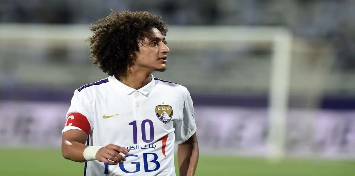عموري يؤدي تدريبات منفردة بملعب خماسي في إسبانيا (فيديو)