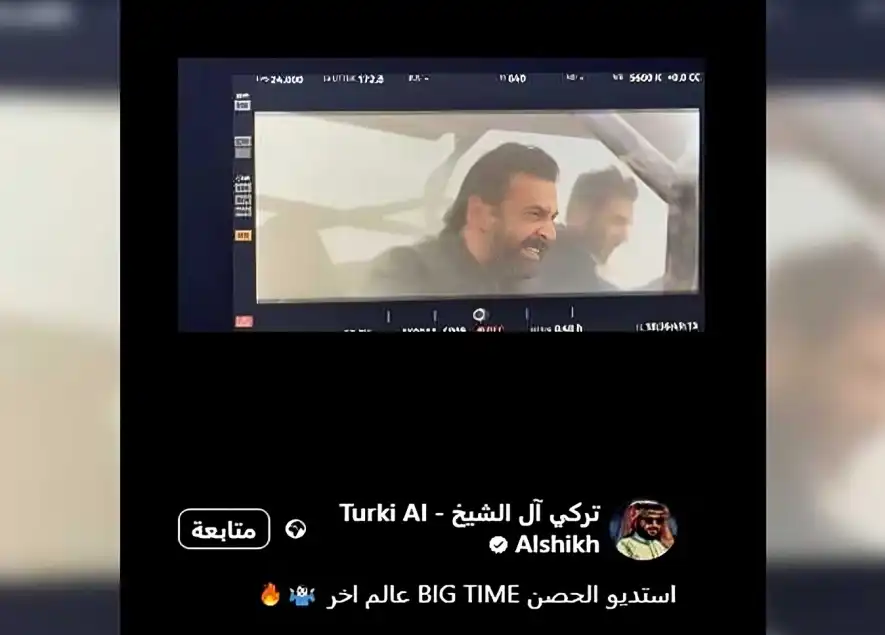 أحمد عز وكريم عبدالعزيز في مشهد من فيلم الكلاب السبعة