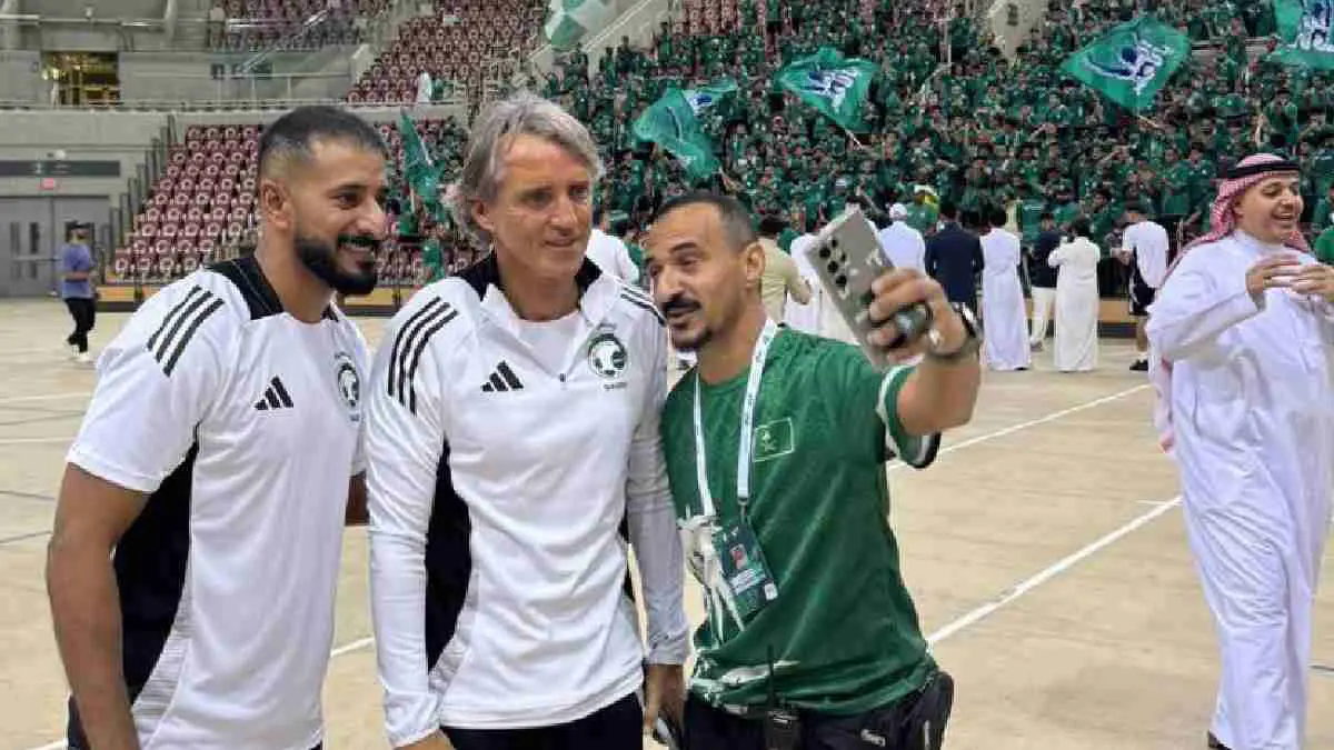 مانشيني يقود مشجعي المنتخب السعودي قبل مواجهة اليابان الحاسمة (فيديو)