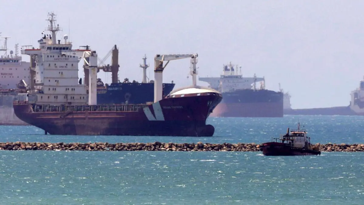 اليونان تسمح لسفينة روسية تحمل نفطاً إيرانياً باستئناف الرحلة
