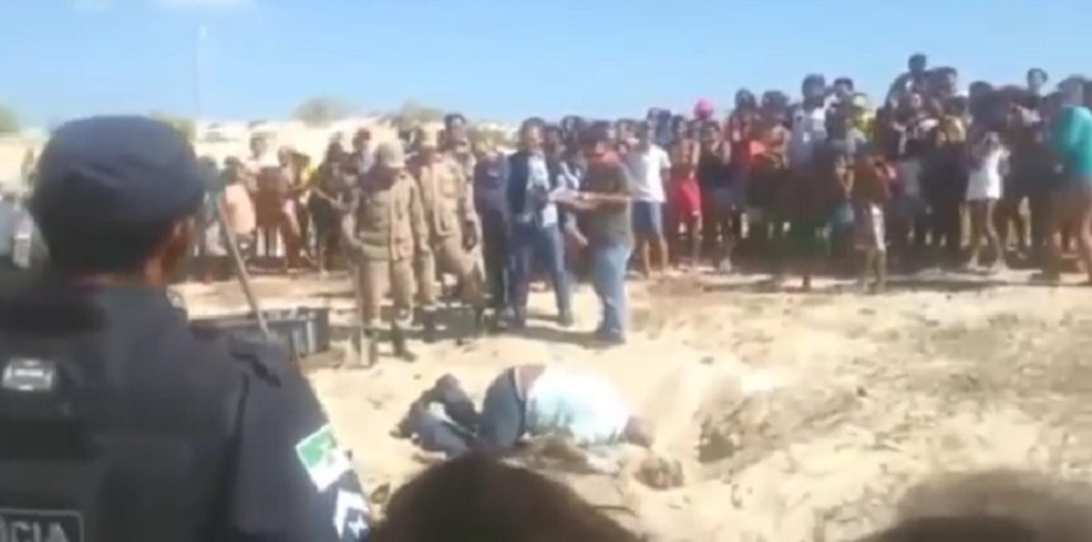 بالفيديو.. طبيب شرعي مخمور ينهار فوق جثة في موقع الجريمة