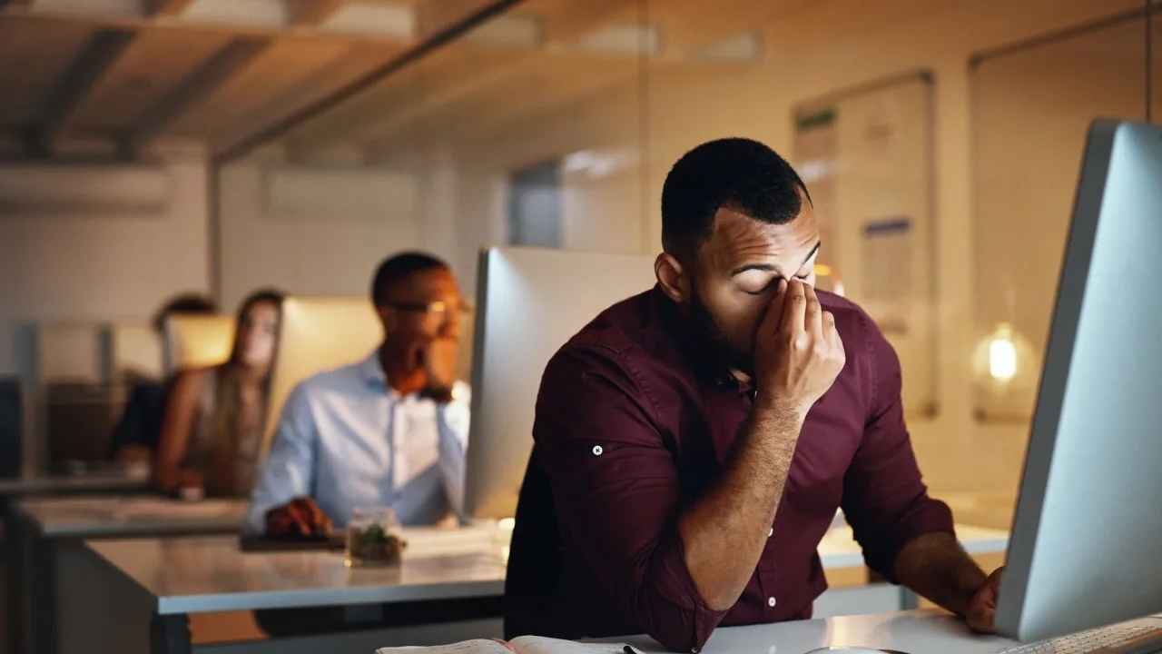أسوأ من التدخين.. عادة يومية تهدد حياتك بصمت | إرم نيوز