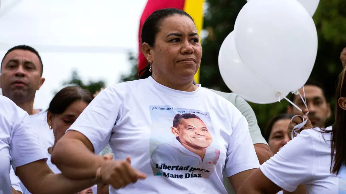 قادت مسيرة لتحرير زوجها.. والدة لويس دياز تظهر لأول مرة منذ اختطافها (فيديو)