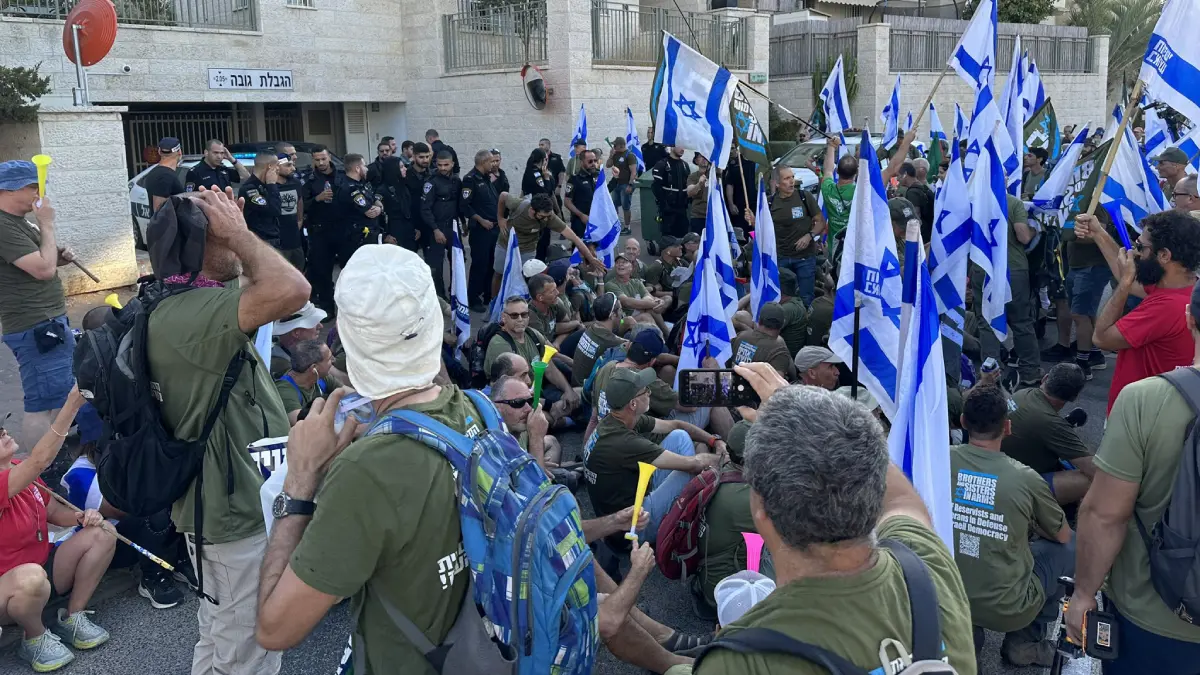 مواجهات بين الشرطة ومتظاهرين أمام منزل وزير العدل الإسرائيلي
