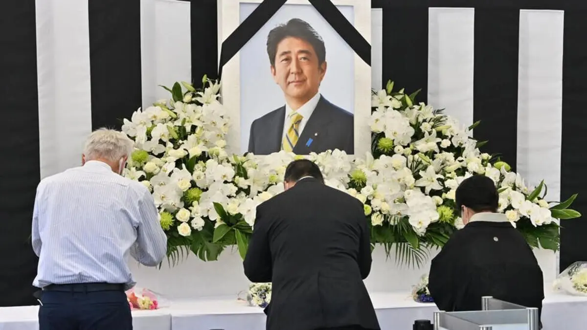 اتهام المشتبه به باغتيال شينزو آبي رسميا بالقتل ومخالفة قوانين الأسلحة