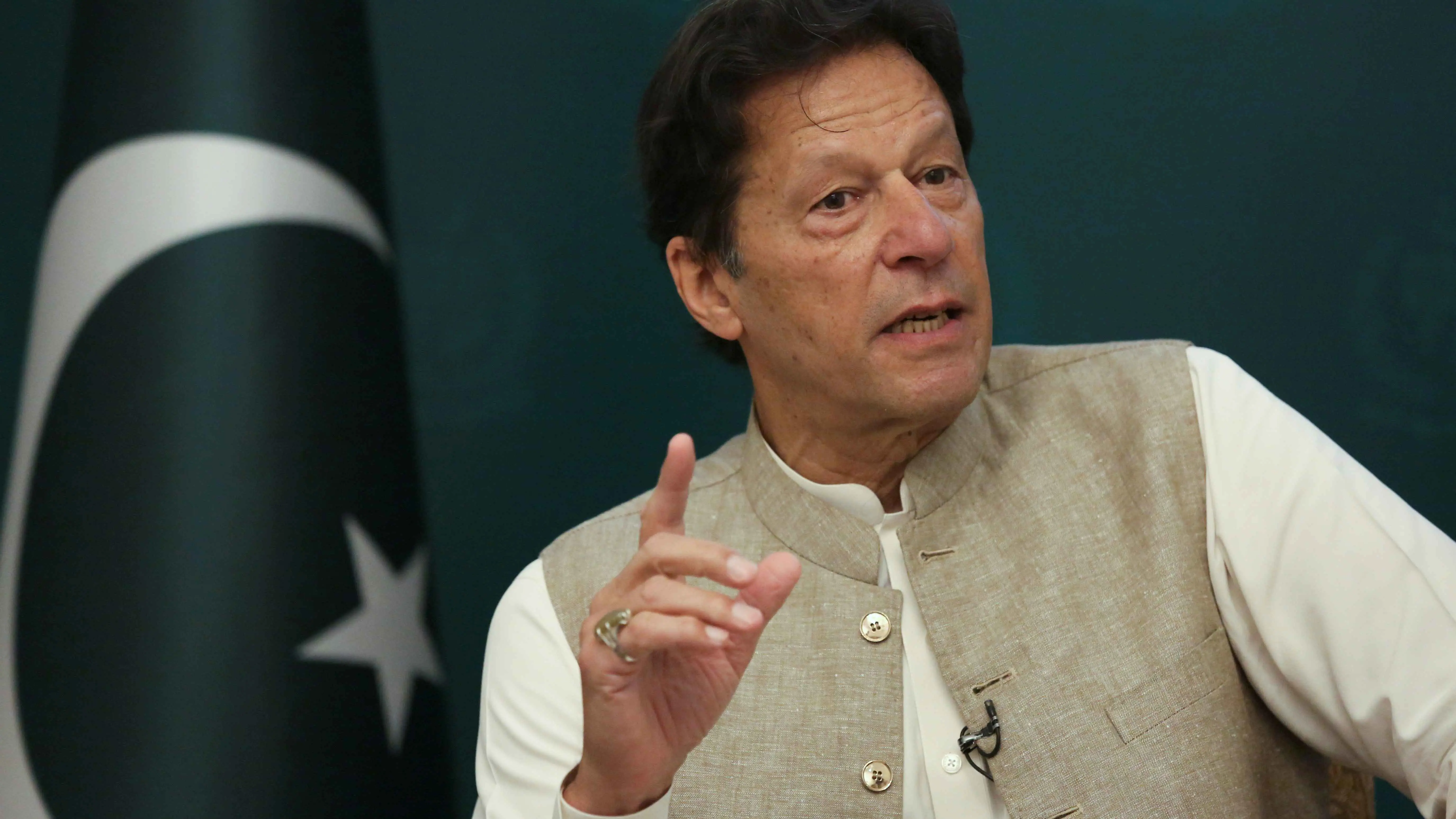 حكومة باكستان تتجه إلى القضاء لحظر حزب عمران خان