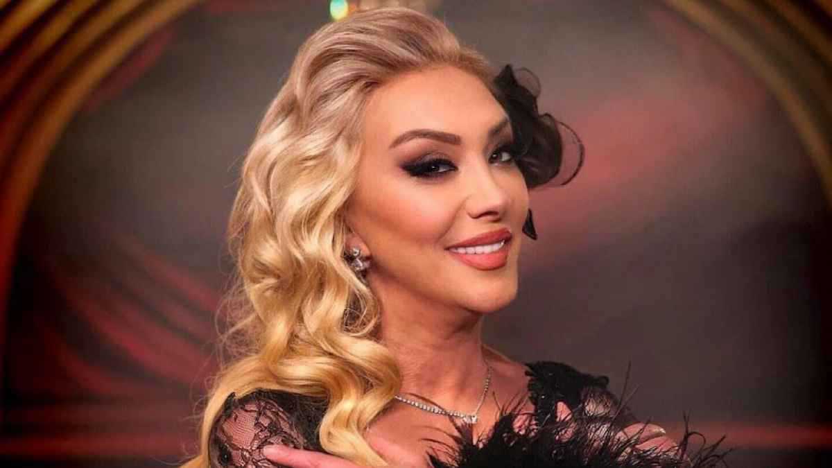 ابنة النجمة التركية غللو تنهار في جنازة والدتها (فيديو)‎ | إرم نيوز