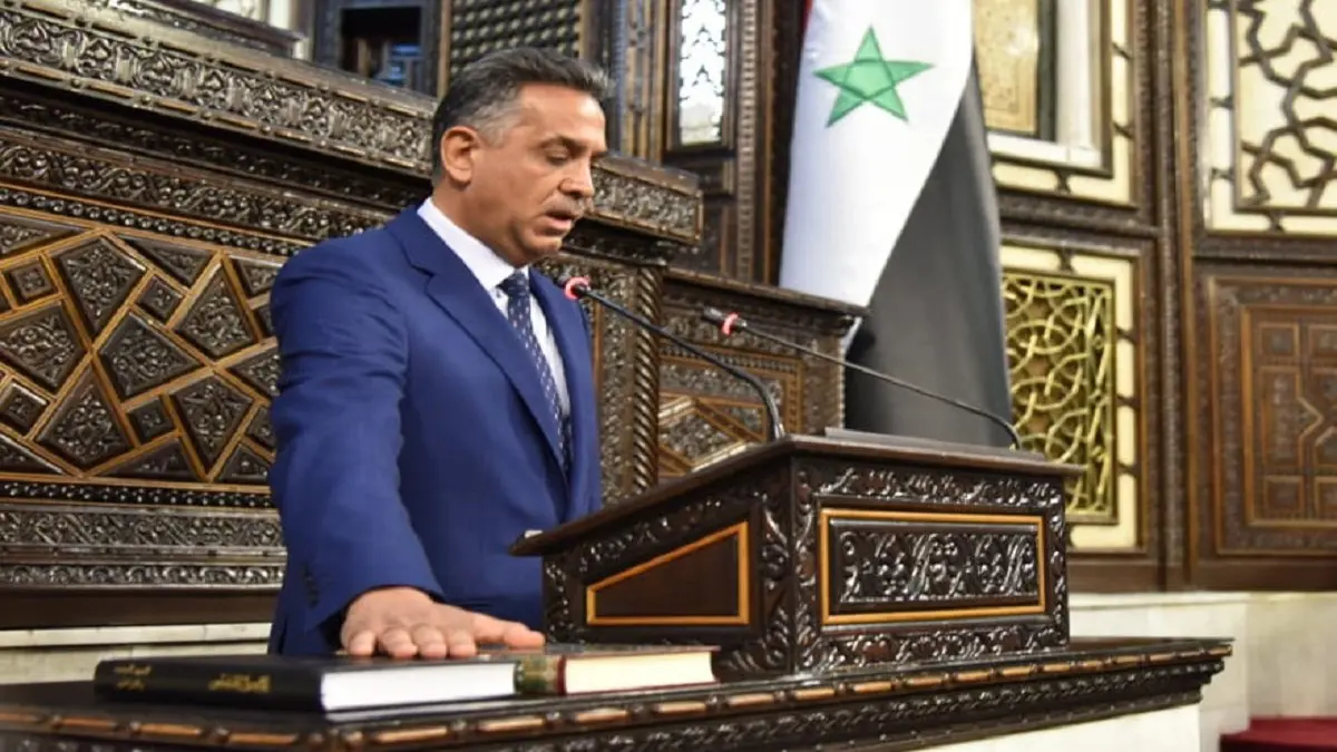 ممثل مشهور يقسم على القرآن والإنجيل معا أثناء أدائه اليمين في البرلمان السوري (صور)