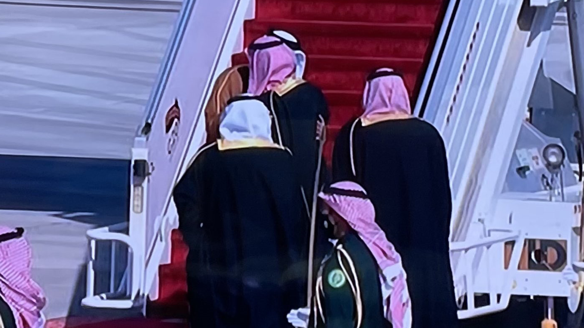 محمد بن سلمان يعانق أمير قطر (فيديو)